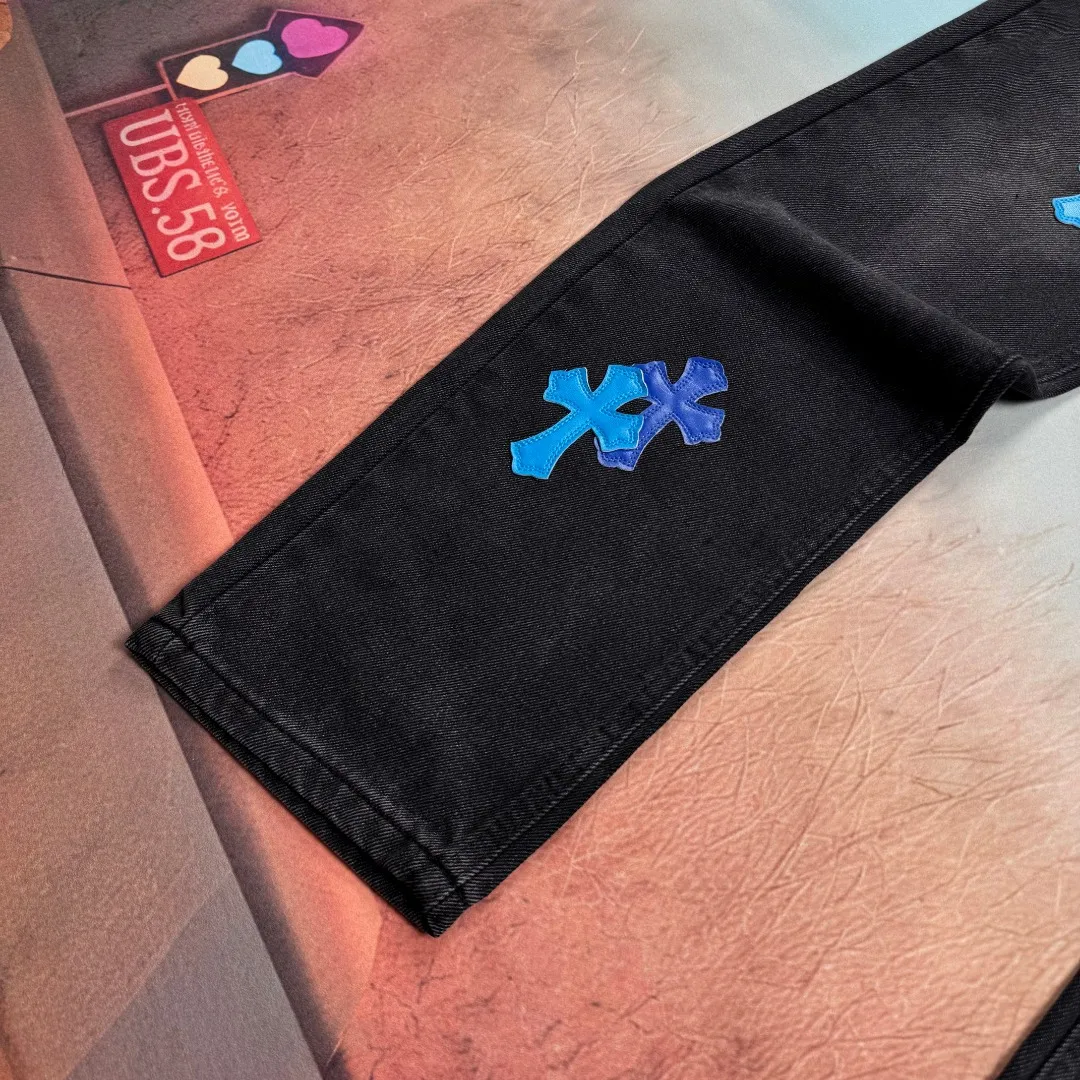 🅿️260 🔘Style No.-KL112 🔘Cro Heart𝐂𝐡𝐫𝐨𝐦𝐞 𝐇𝐞𝐚𝐫𝐭 CH City Limited Series Sanskrit Blue Cross Patch Leather Jeans* Black and Blue Color - "Los Angeles" Limited Edition Jeans Each pair of these jeans must be washed first, then disassembled. The sheepskin cross skins are carefully stitched and sewn by hand, and then re-joined into shape. It is difficult to describe the complex process. The pants are heavily washed and the details are hidden in ingenuity. From the shape to the upper body effect, they are almost perfect. It took a lot of time and energy to create it, but the finished product is stunning enough and worthy of its beauty. It has a straight upper body, showing neatness and ability, creating an outstanding aura. The styles are the same for both men and women, so they can be easily adapted to various styles and outfits, so you can buy them with your eyes closed without any surprises!  Size: S M L XL XXL (28.30.32.34.36) Color: Black